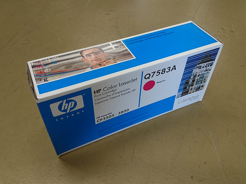 Q7583A Toner in blauer Verpackung